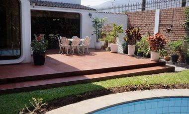 VENDO HERMOSA CASA EN AV. LA ENCALADA
