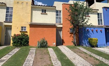 Casa en Senderos del Lago, coto privado con alberca y hermoso jardín común
