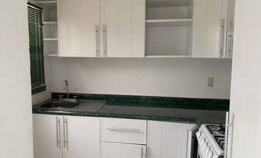 Casa en Senderos del Lago, coto privado con alberca y hermoso jardín común