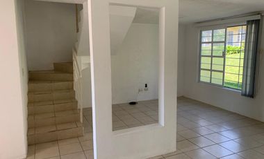 Casa en Senderos del Lago, coto privado con alberca y hermoso jardín común