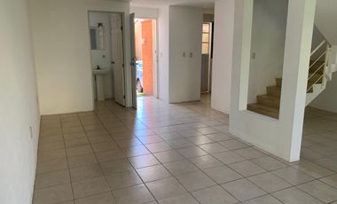 Casa en Senderos del Lago, coto privado con alberca y hermoso jardín común
