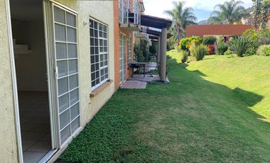 Casa en Senderos del Lago, coto privado con alberca y hermoso jardín común
