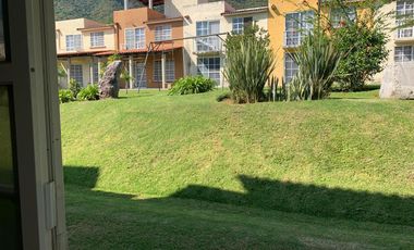 Casa en Senderos del Lago, coto privado con alberca y hermoso jardín común