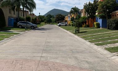 Casa en Senderos del Lago, coto privado con alberca y hermoso jardín común