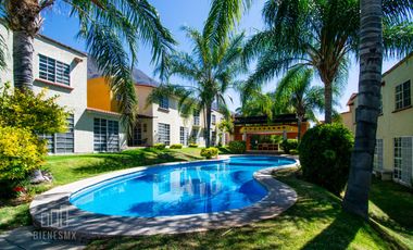 Casa en Senderos del Lago, coto privado con alberca y hermoso jardín común