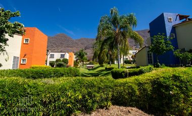 Casa en Senderos del Lago, coto privado con alberca y hermoso jardín común