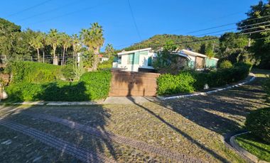 LAS CAÑADAS CASA EN VENTA DE PRACTICAMENTE UNA PLANTACON ALBERCA