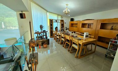 LAS CAÑADAS CASA EN VENTA DE PRACTICAMENTE UNA PLANTACON ALBERCA