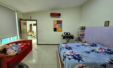 LAS CAÑADAS CASA EN VENTA DE PRACTICAMENTE UNA PLANTACON ALBERCA