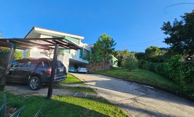 LAS CAÑADAS CASA EN VENTA DE PRACTICAMENTE UNA PLANTACON ALBERCA