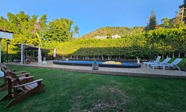 LAS CAÑADAS CASA EN VENTA DE PRACTICAMENTE UNA PLANTACON ALBERCA