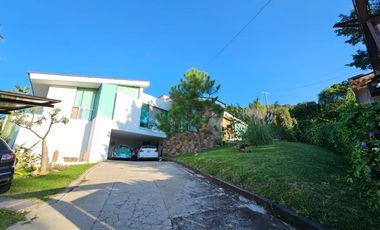LAS CAÑADAS CASA EN VENTA DE PRACTICAMENTE UNA PLANTACON ALBERCA