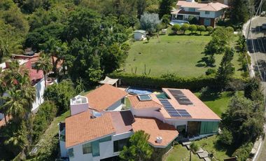 LAS CAÑADAS CASA EN VENTA DE PRACTICAMENTE UNA PLANTACON ALBERCA