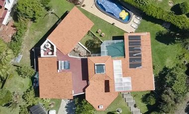 LAS CAÑADAS CASA EN VENTA DE PRACTICAMENTE UNA PLANTACON ALBERCA