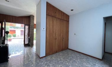CASA EN RENTA CON INCREÍBLES ESPACIOS Y MUY  BIEN UBICADA.