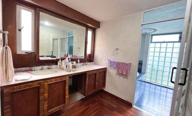 CASA EN RENTA CON INCREÍBLES ESPACIOS Y MUY  BIEN UBICADA.