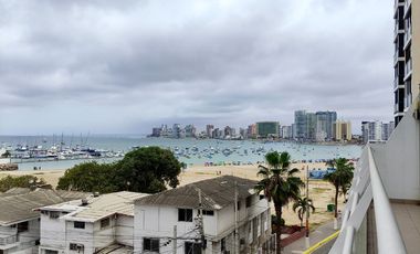 Salinas, amplio y remodelado departamento con balcón y vista al mar.