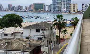 Salinas, amplio y remodelado departamento con balcón y vista al mar.