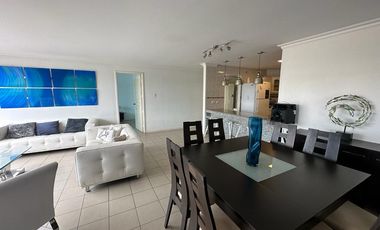 Salinas, amplio y remodelado departamento con balcón y vista al mar.