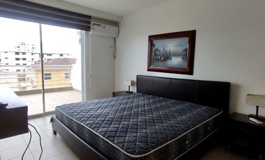 Salinas, amplio y remodelado departamento con balcón y vista al mar.