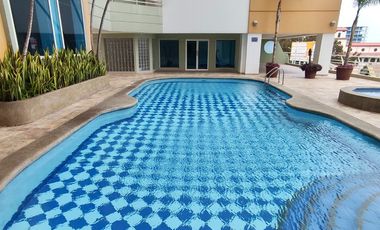 Salinas, amplio y remodelado departamento con balcón y vista al mar.