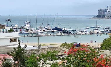 Salinas, amplio y remodelado departamento con balcón y vista al mar.