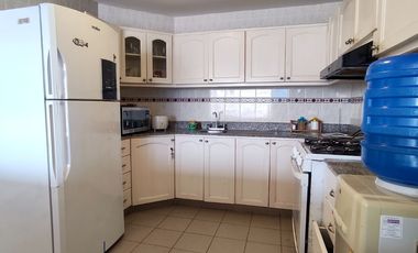 Salinas, amplio y remodelado departamento con balcón y vista al mar.