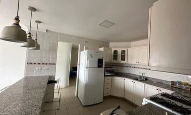 Salinas, amplio y remodelado departamento con balcón y vista al mar.