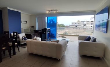 Salinas, amplio y remodelado departamento con balcón y vista al mar.