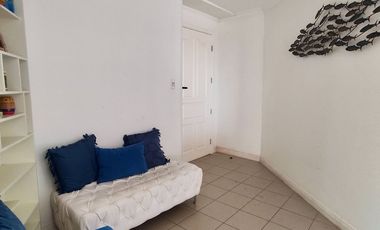 Salinas, amplio y remodelado departamento con balcón y vista al mar.