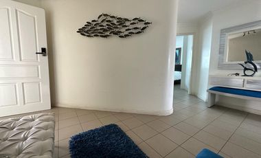 Salinas, amplio y remodelado departamento con balcón y vista al mar.