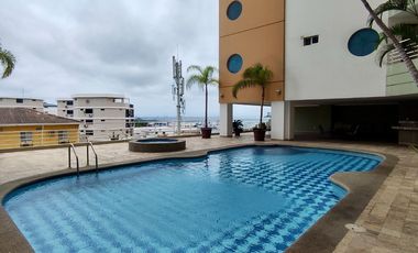 Salinas, amplio y remodelado departamento con balcón y vista al mar.