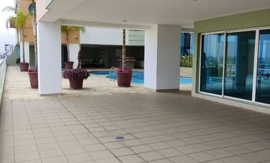Salinas, amplio y remodelado departamento con balcón y vista al mar.