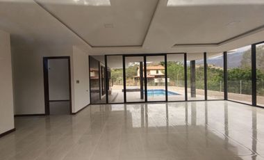QUINTA CON PISCINA POR ESTRENAR EN VENTA, EN YUNGUILLA