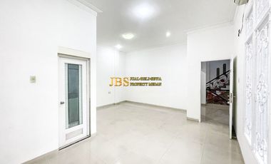 Dijual Rumah Siap Huni di Komplek Cemara Hijau Depan Taman, Medan