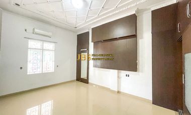Dijual Rumah Siap Huni di Komplek Cemara Hijau Depan Taman, Medan