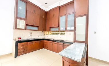 Dijual Rumah Siap Huni di Komplek Cemara Hijau Depan Taman, Medan