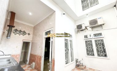 Dijual Rumah Siap Huni di Komplek Cemara Hijau Depan Taman, Medan