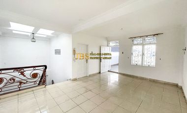 Dijual Rumah Siap Huni di Komplek Cemara Hijau Depan Taman, Medan