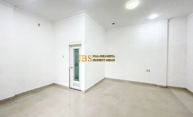 Dijual Rumah Siap Huni di Komplek Cemara Hijau Depan Taman, Medan