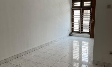 Disewakan Murah Rumah Bagus, Baru Renov, 2 Lt, Bebas Banjir, Kelapa Gading