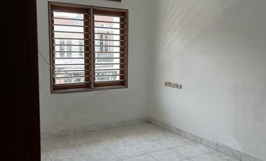 Disewakan Murah Rumah Bagus, Baru Renov, 2 Lt, Bebas Banjir, Kelapa Gading