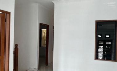 Disewakan Murah Rumah Bagus, Baru Renov, 2 Lt, Bebas Banjir, Kelapa Gading