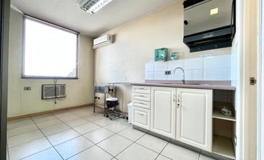 Se vende oficina céntrica en edificio médico Escorial, con estacionamiento, Curicó