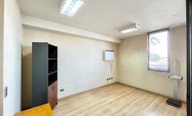 Se vende oficina céntrica en edificio médico Escorial, con estacionamiento, Curicó