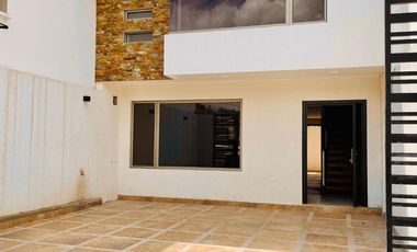 Casa de venta en Cuenca Ecuador independiente fuera de condominios sector Av del Tejar