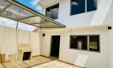 Casa de venta en Cuenca Ecuador independiente fuera de condominios sector Av del Tejar
