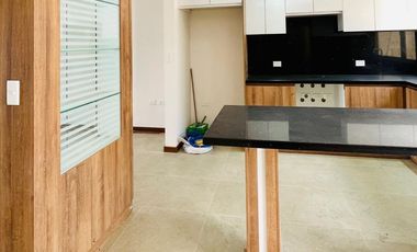 Casa de venta en Cuenca Ecuador independiente fuera de condominios sector Av del Tejar