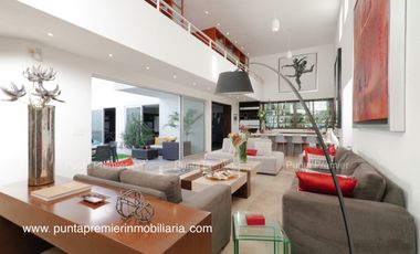 Casa en Venta Colomos Providencia de Lujo Cerca Andares 4 Recamaras Zapopan
