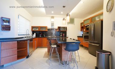 Casa en Venta Colomos Providencia de Lujo Cerca Andares 4 Recamaras Zapopan